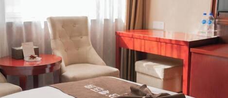 Frigobar, cofres nos quartos, escrivaninha