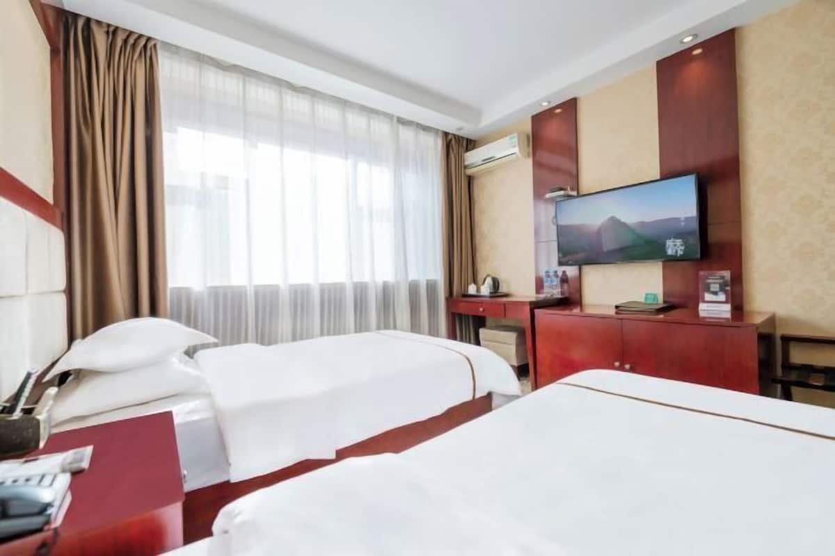 Minibar, brankas, meja kerja, dan internet
