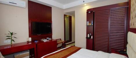 Minibar, safe på rommet, skrivebord og kablet internett