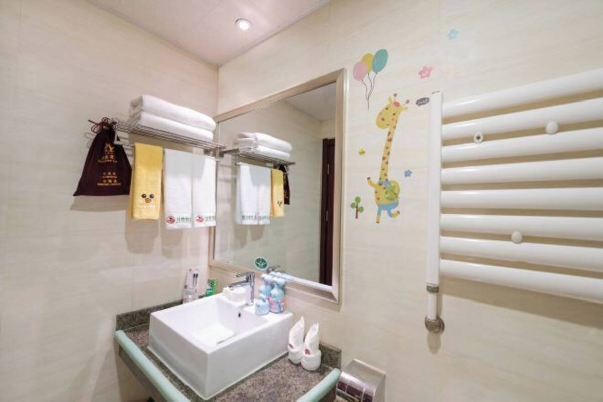 Minibar, safe på rommet, skrivebord og kablet internett