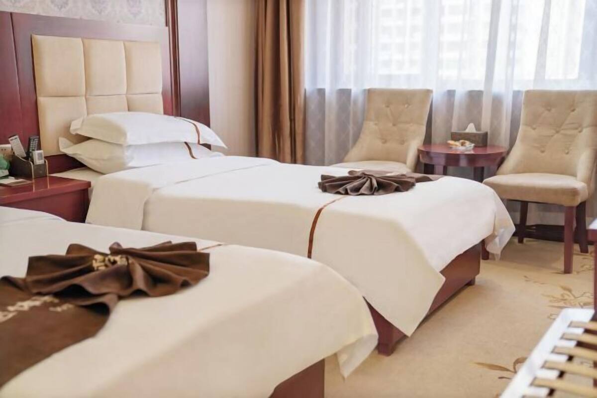 Minibar, brankas, meja kerja, dan internet