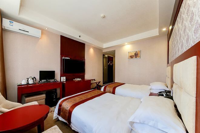 Minibar, safe på rommet, skrivebord og kablet internett