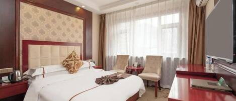 Minibar, safe på rommet, skrivebord og kablet internett