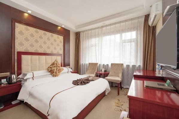 Minibar, safe på rommet, skrivebord og kablet internett