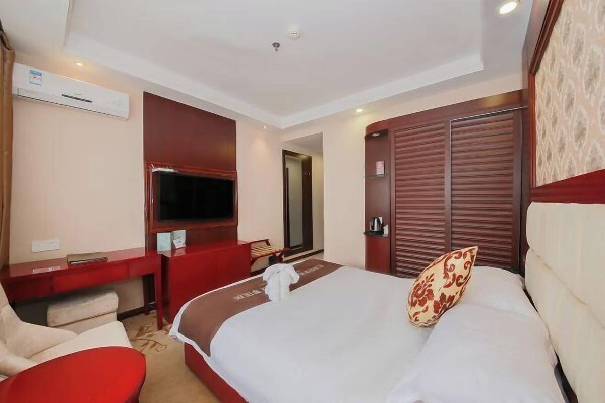 Minibar, brankas, meja kerja, dan internet