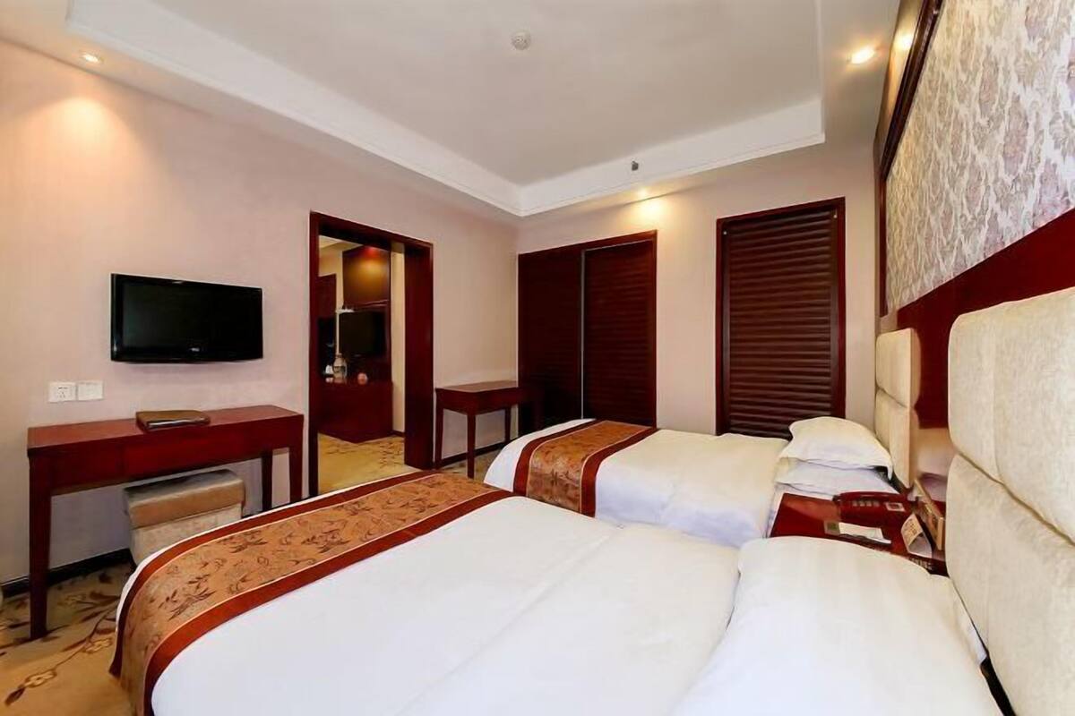 Minibar, brankas, meja kerja, dan internet