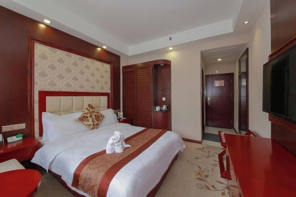 Minibar, safe på rommet, skrivebord og kablet internett