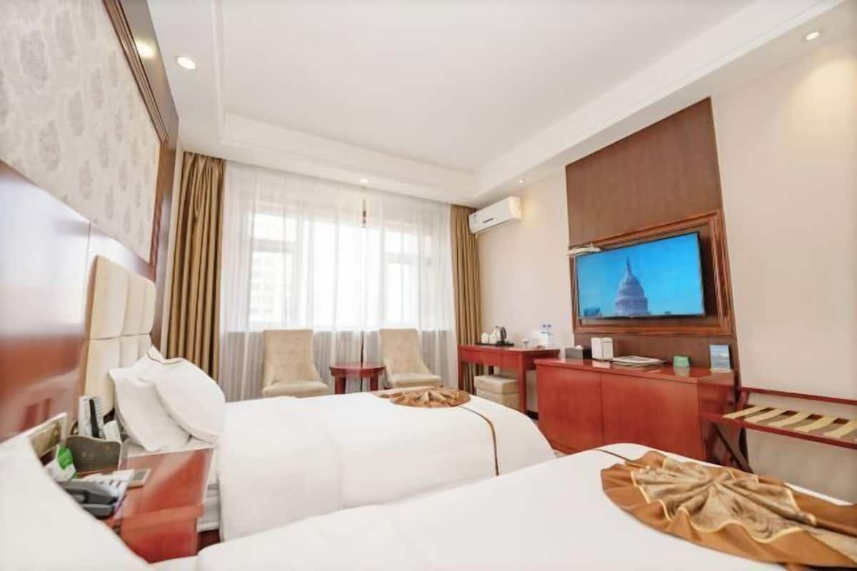 Minibar, brankas, meja kerja, dan internet