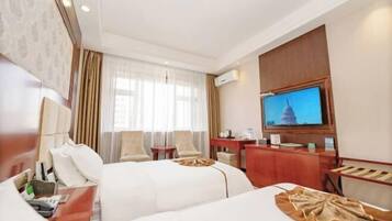 Minibaari, tallelokero huoneessa, työpöytä, kiinteä internetyhteys