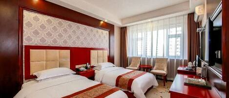 Minibar, safe på rommet, skrivebord og kablet internett