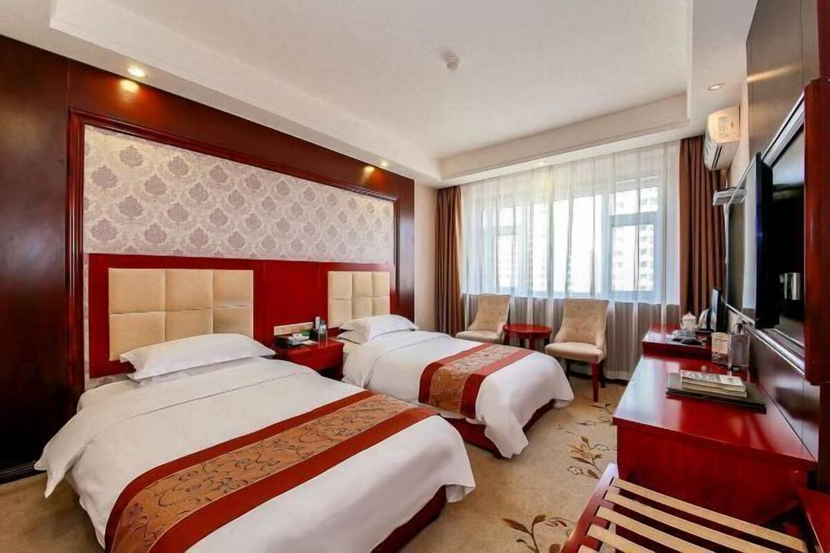 Minibar, brankas, meja kerja, dan internet