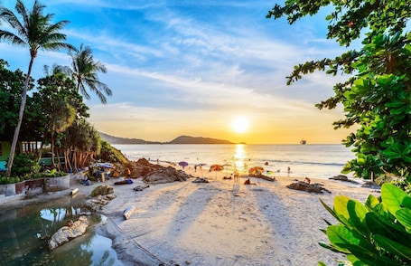 Una playa cerca, toallas de playa. Silver Resortel