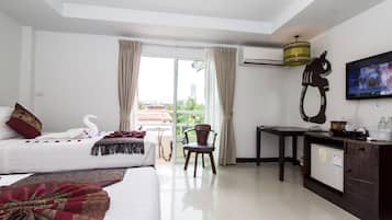 Deluxe-herbergi | Míníbar, öryggishólf í herbergi, vinnuaðstaða fyrir fartölvur