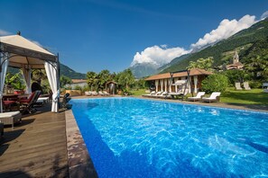 2 outdoor pools, pool umbrellas, sun loungers - Ruster Resort (Lagundo)
