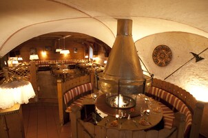 Lunch, dinner served; Regional cuisine, alfresco dining 