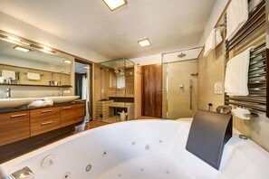 Suite, 1 habitación, sauna | Baño | Secadora de cabello y toallas 