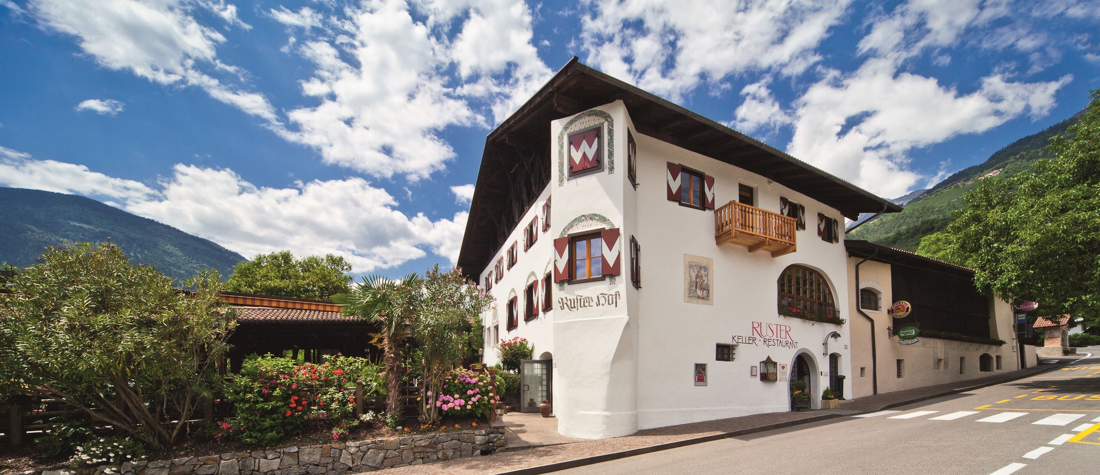 Aperto a pranzo e cena, cucina regionale, con tavoli all'aperto 