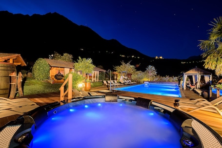 2 piscinas al aire libre, sombrillas, sillones reclinables de piscina