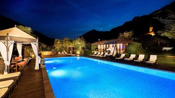 2 utomhuspooler, parasoller och solstolar