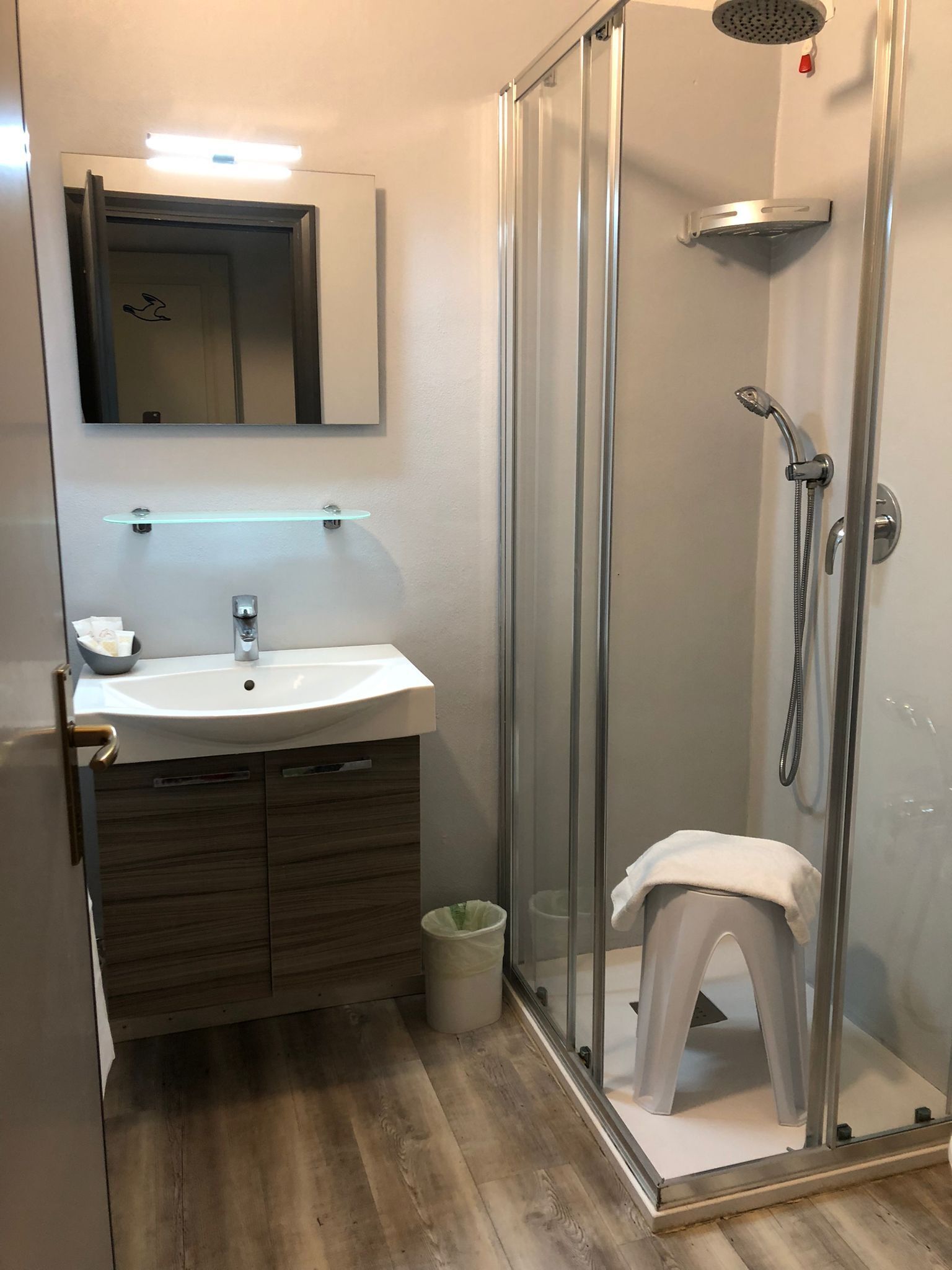 standard double room | bathroom | shower, rainfall showerhead, free toiletries, hair dryer