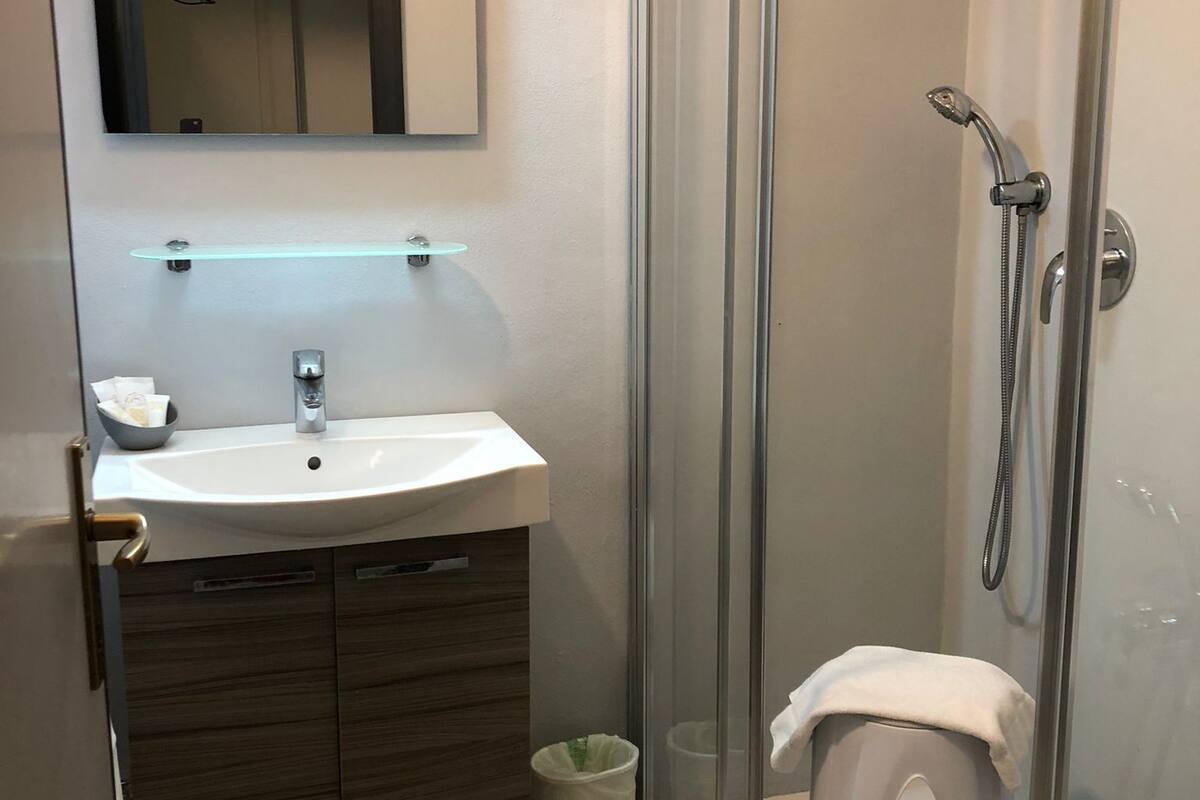 standard double room | bathroom | shower, rainfall showerhead, free toiletries, hair dryer