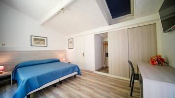 Caja de seguridad en la habitación, escritorio y cortinas blackout