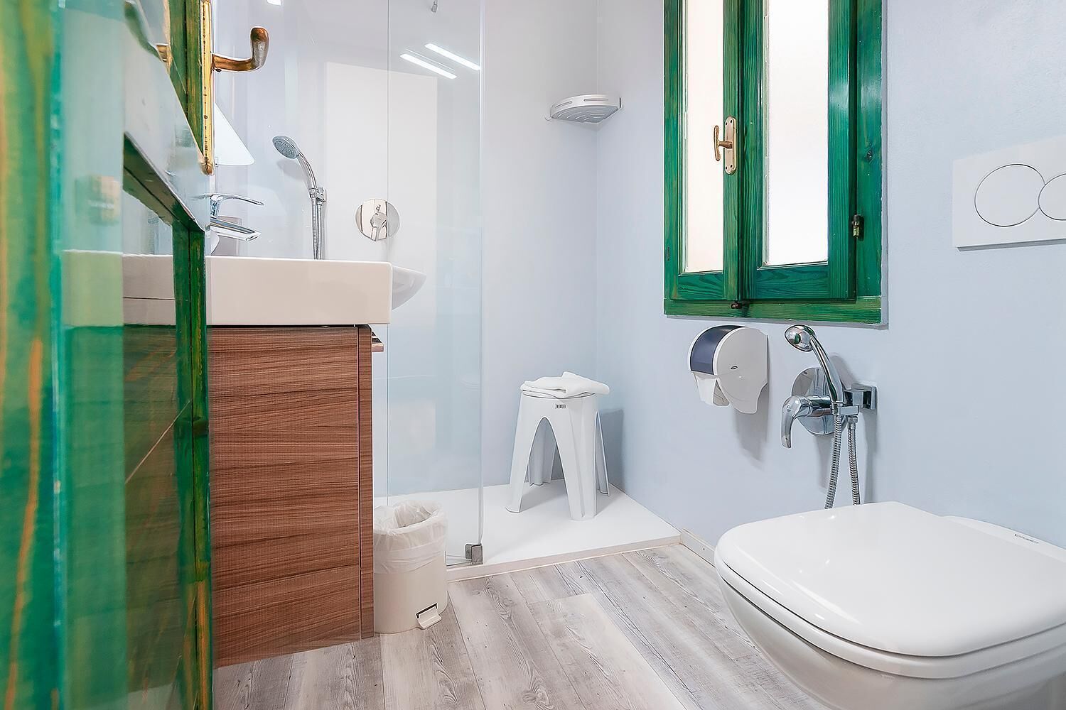 shower, rainfall showerhead, free toiletries, hair dryer