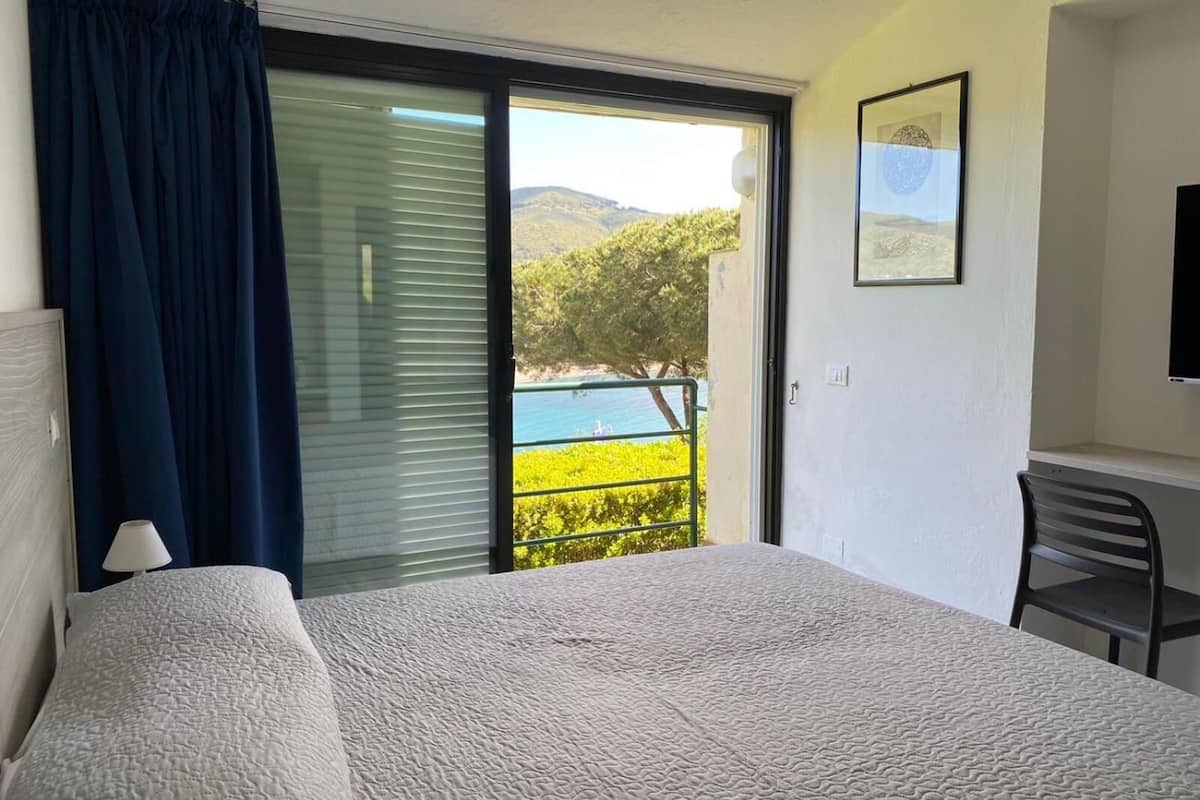 in-room safe, desk, blackout curtains, free wifi