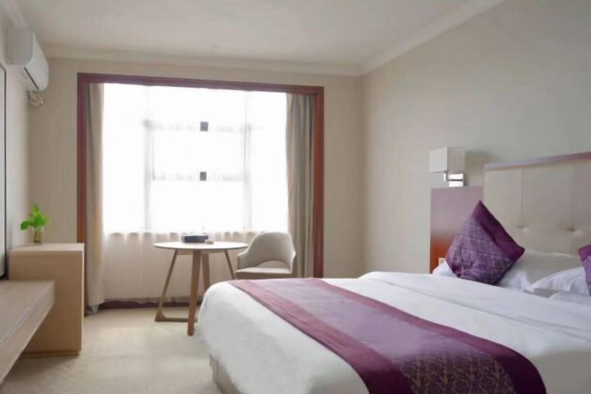 Minibar, in-room safe, alarm clocks