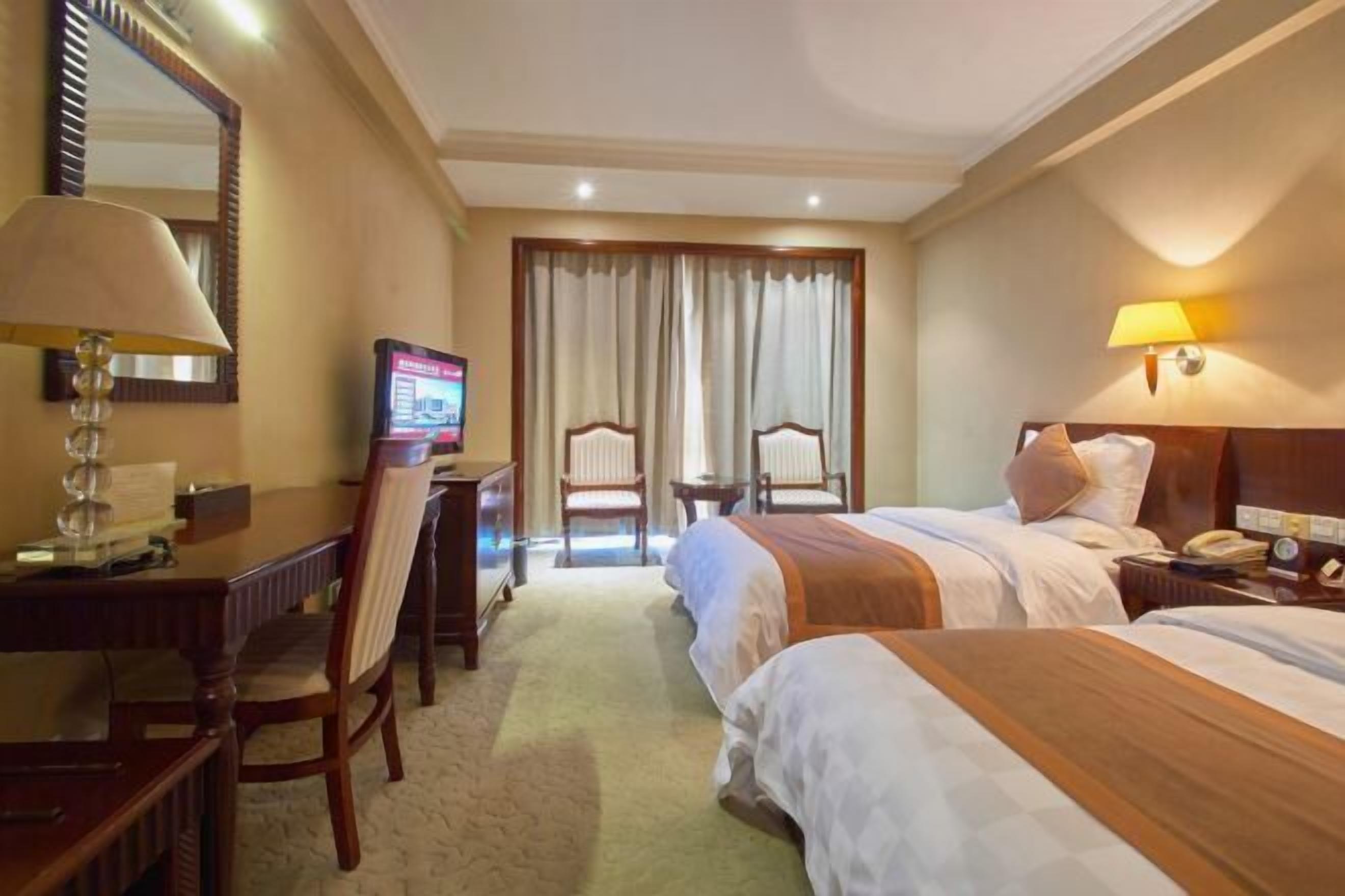 Een minibar, een kluis op de kamer, een wekker