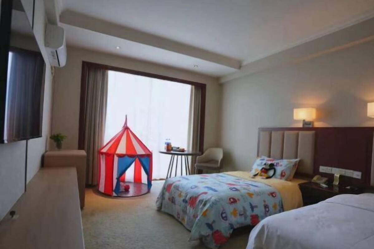 Minibar, in-room safe, alarm clocks