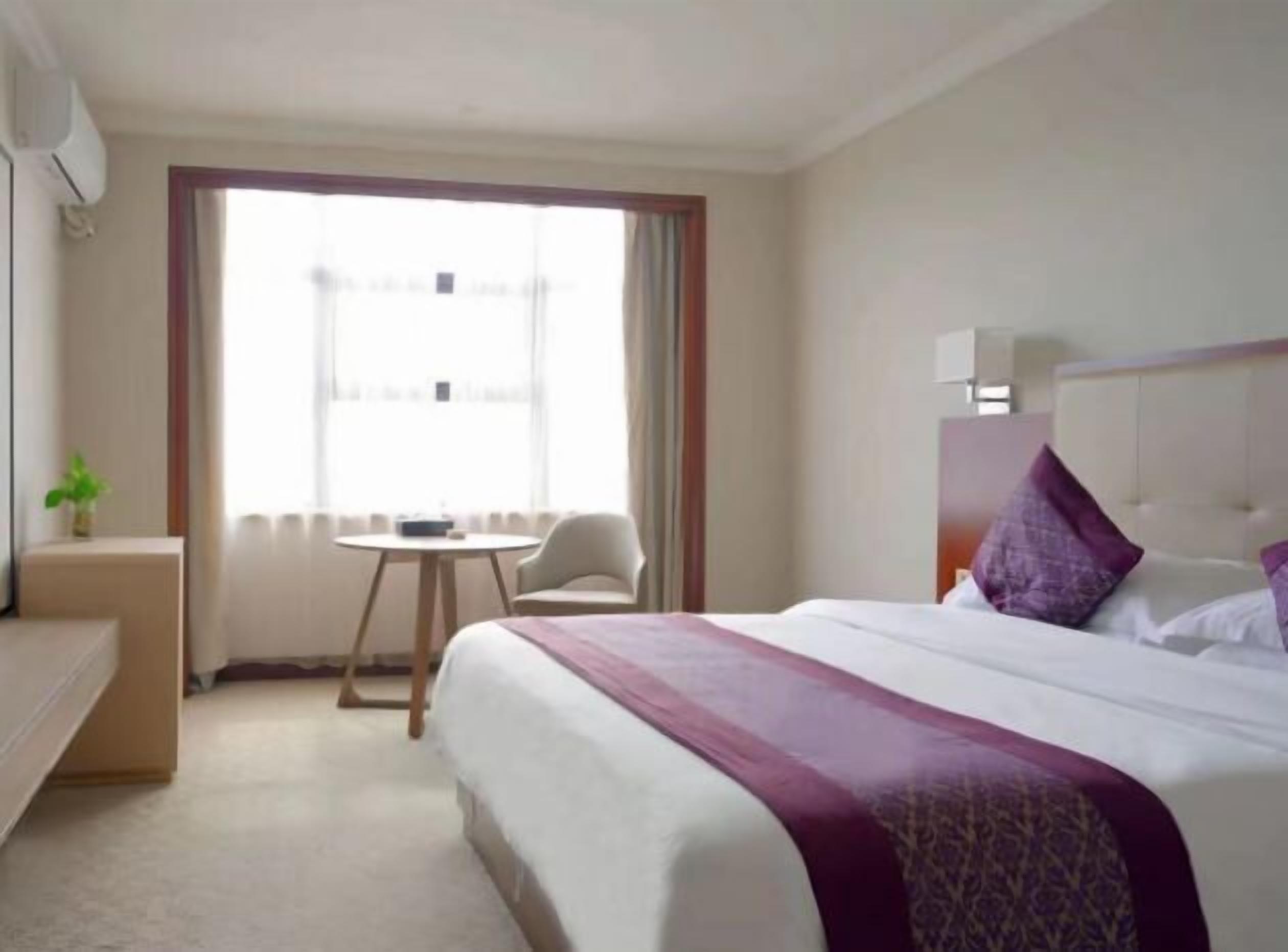 Minibar, in-room safe, alarm clocks