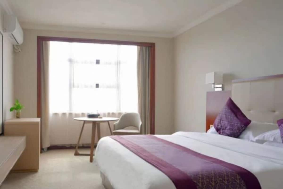 Minibar, in-room safe, alarm clocks