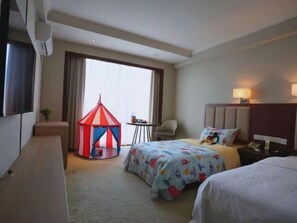 Minibar, caja de seguridad en la habitación y despertador 