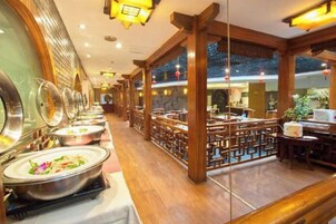 Un restaurante con una barra larga, varias estaciones de servicio y decoración de madera tradicional.