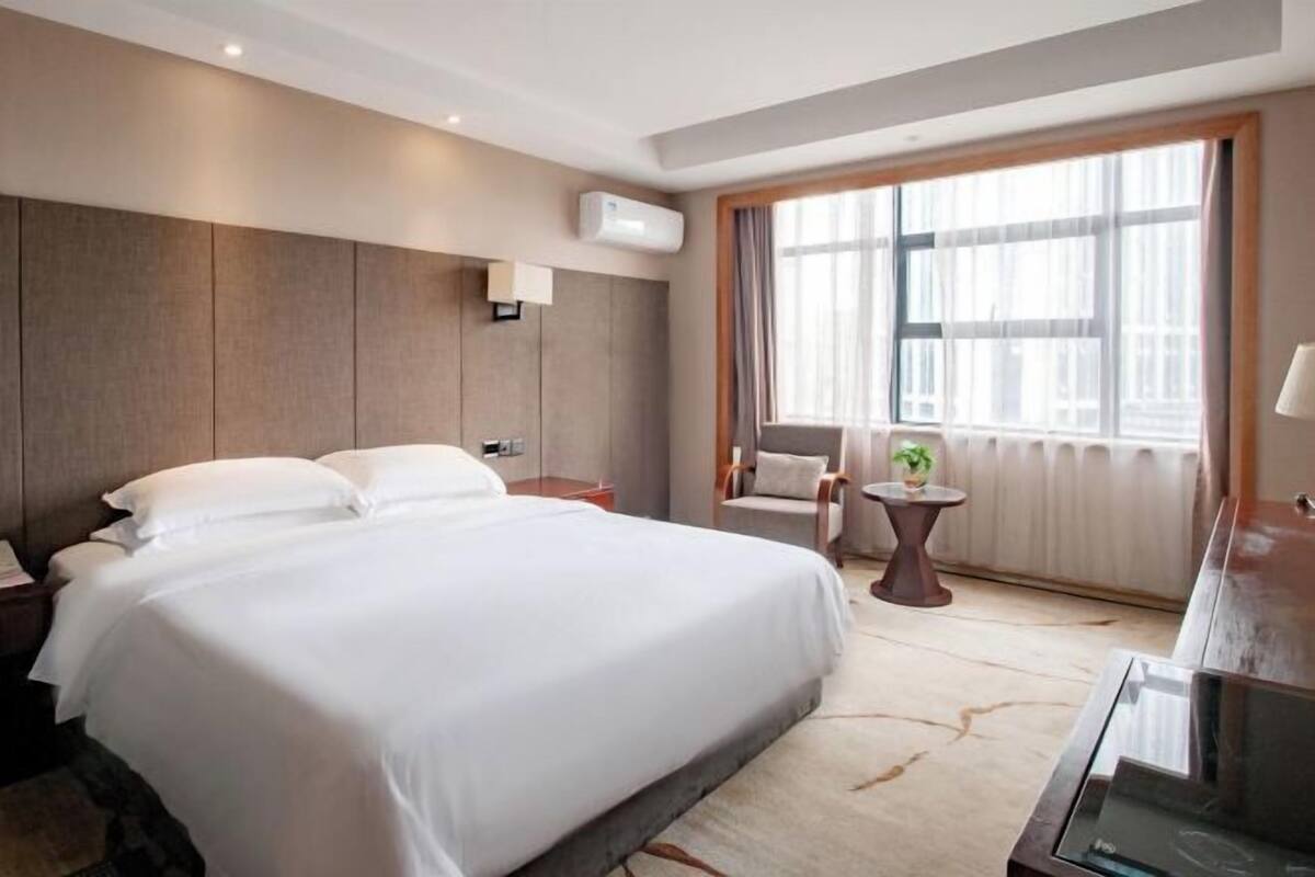 迷你吧、客房内保险箱、闹钟