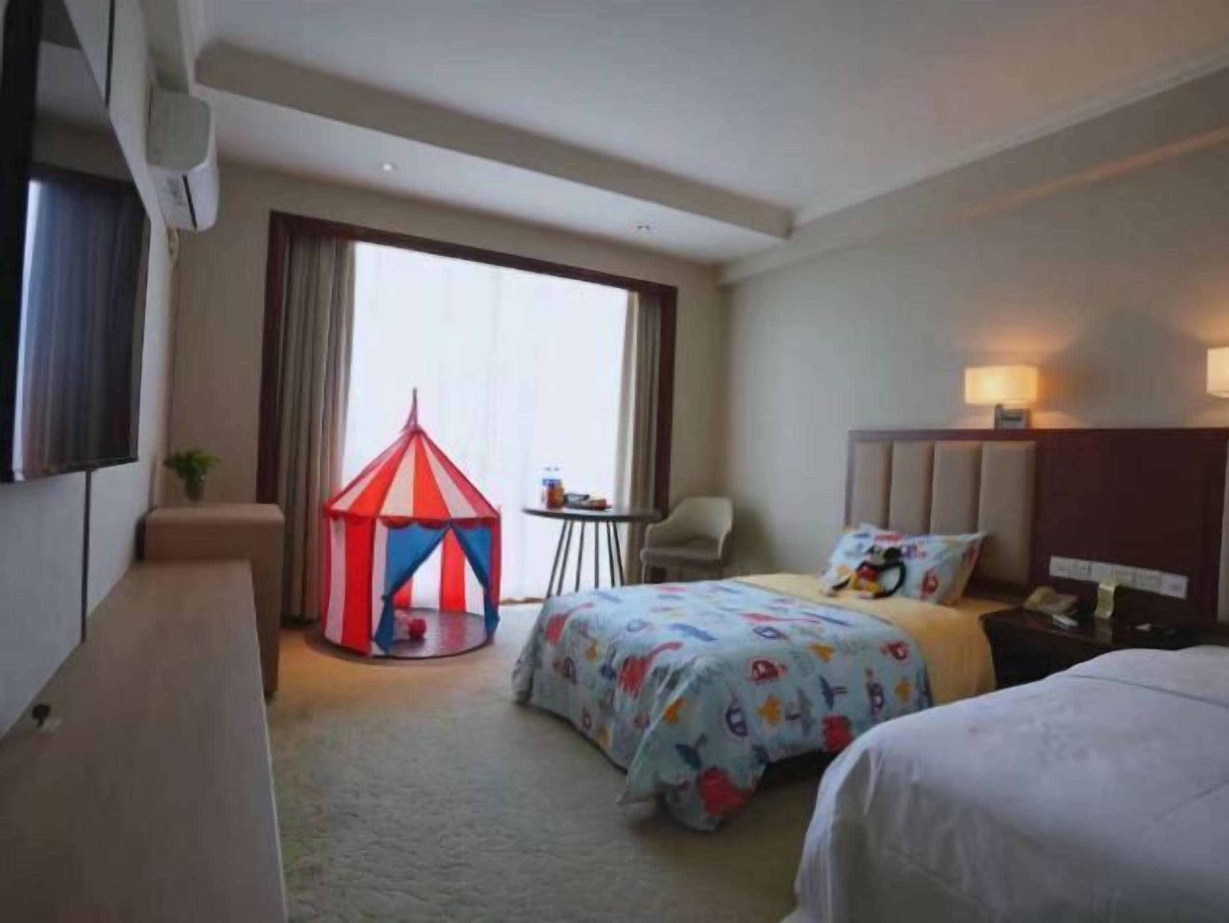 Minibar, caja de seguridad en la habitación y despertador 