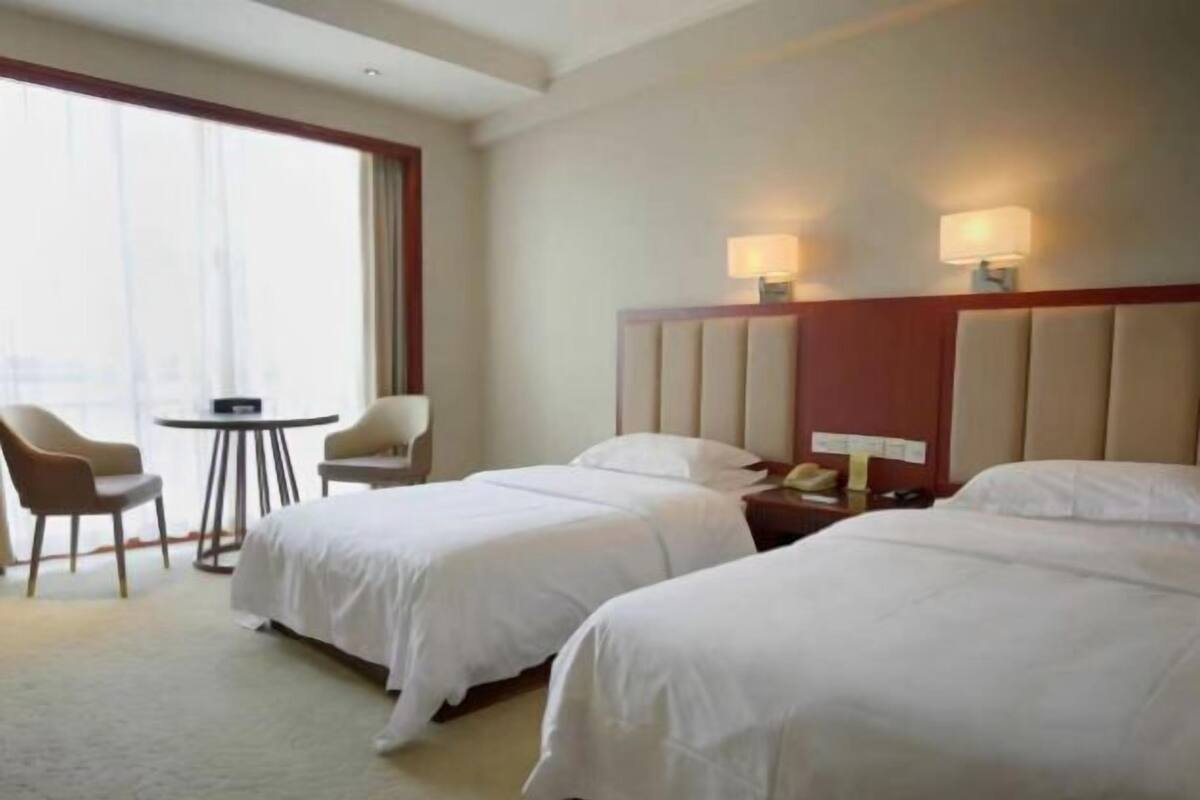 Minibar, in-room safe, alarm clocks