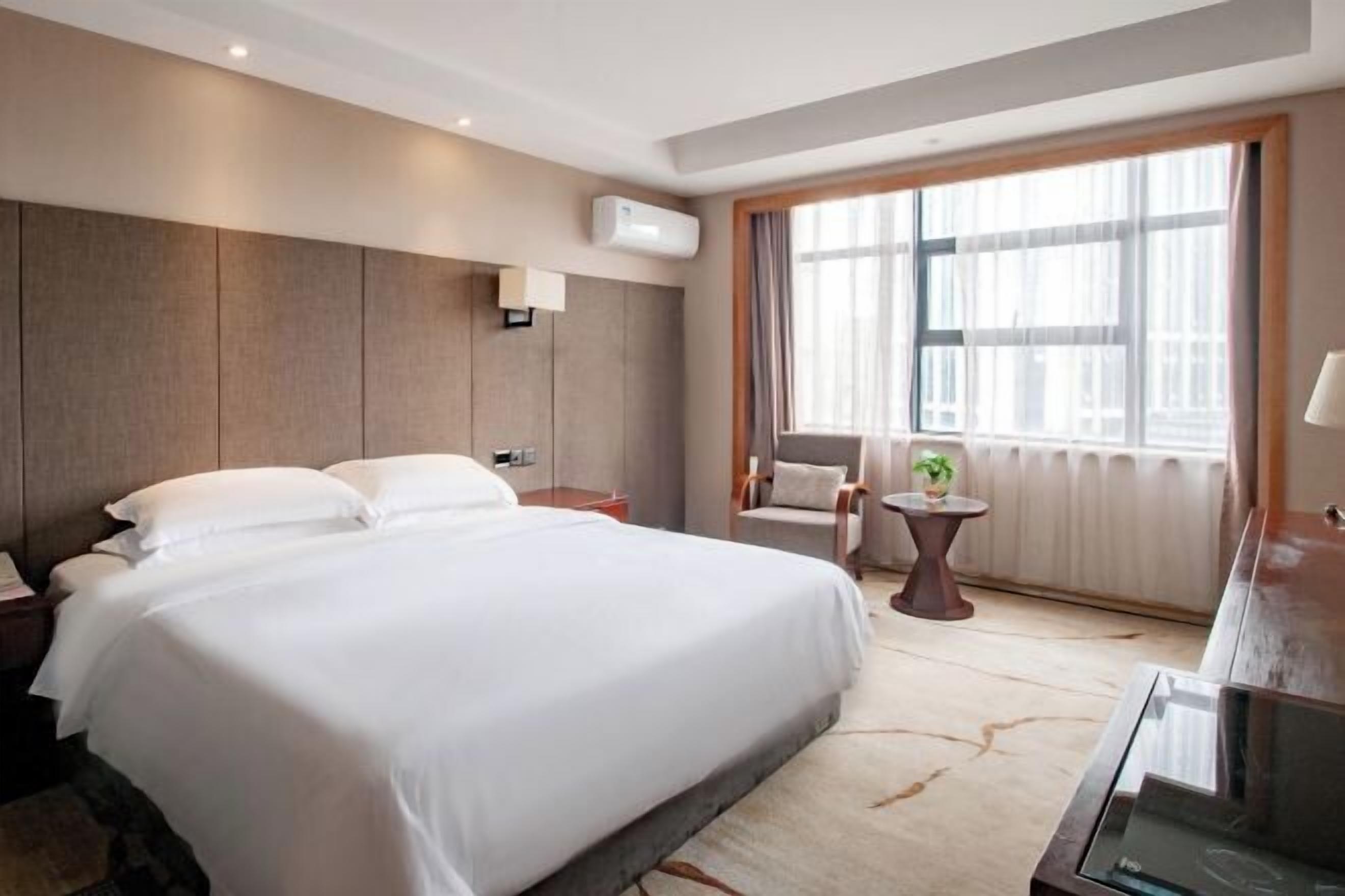 Minibar, in-room safe, alarm clocks