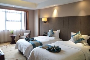 Minibar, safe på rommet og vekkerklokke