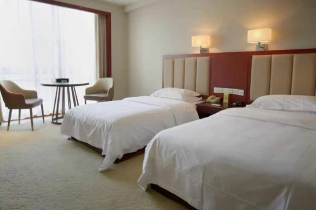 Minibar, in-room safe, alarm clocks