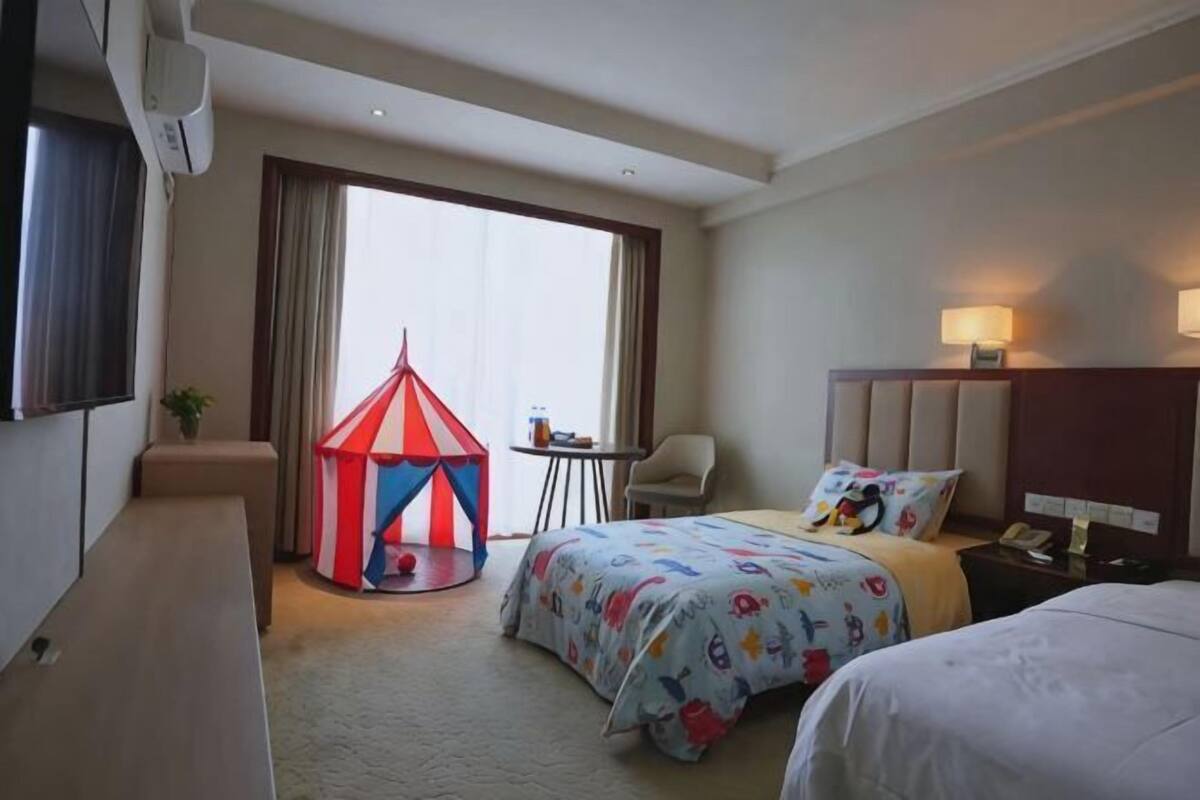 Minibar, in-room safe, alarm clocks