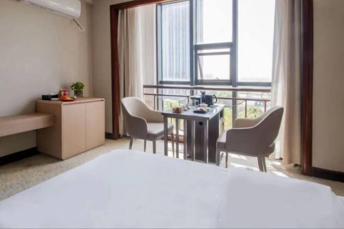 Minibar, in-room safe, alarm clocks