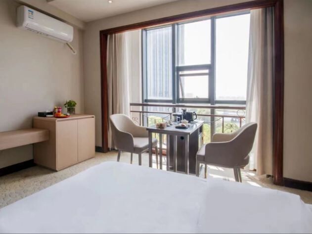 Minibar, in-room safe, alarm clocks