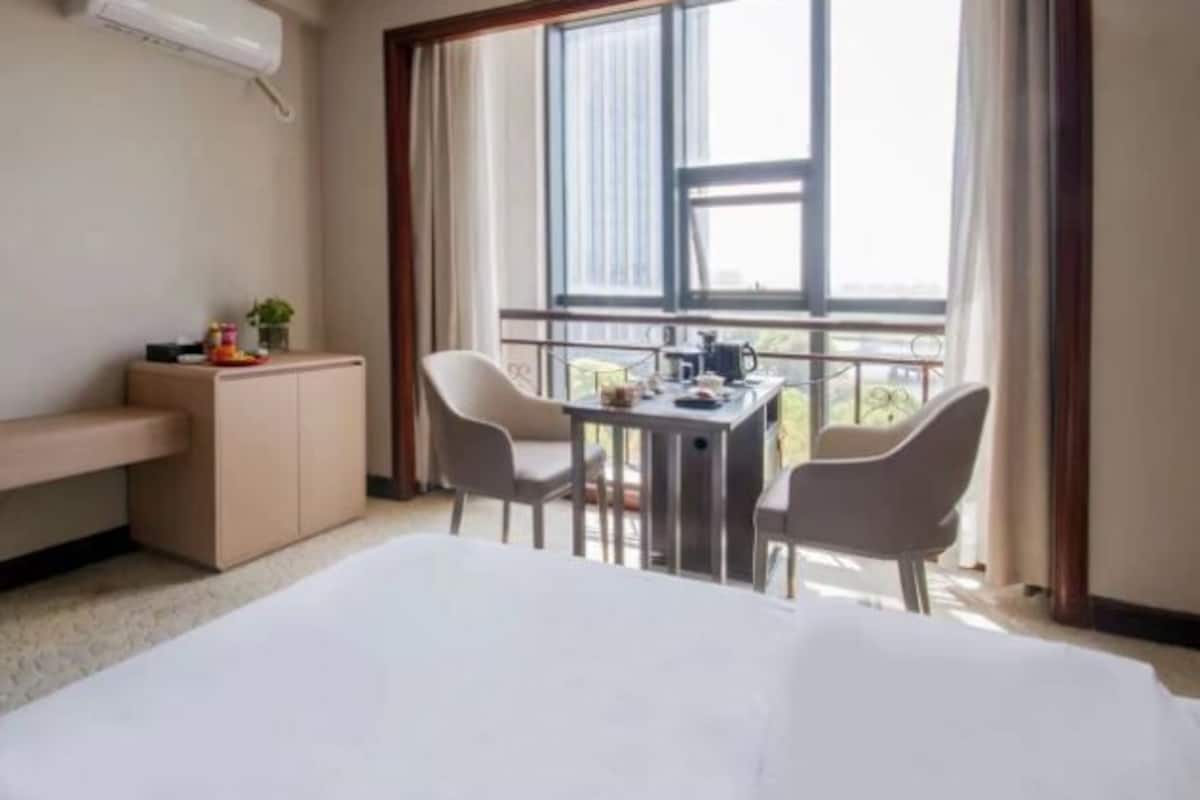 Minibar, in-room safe, alarm clocks