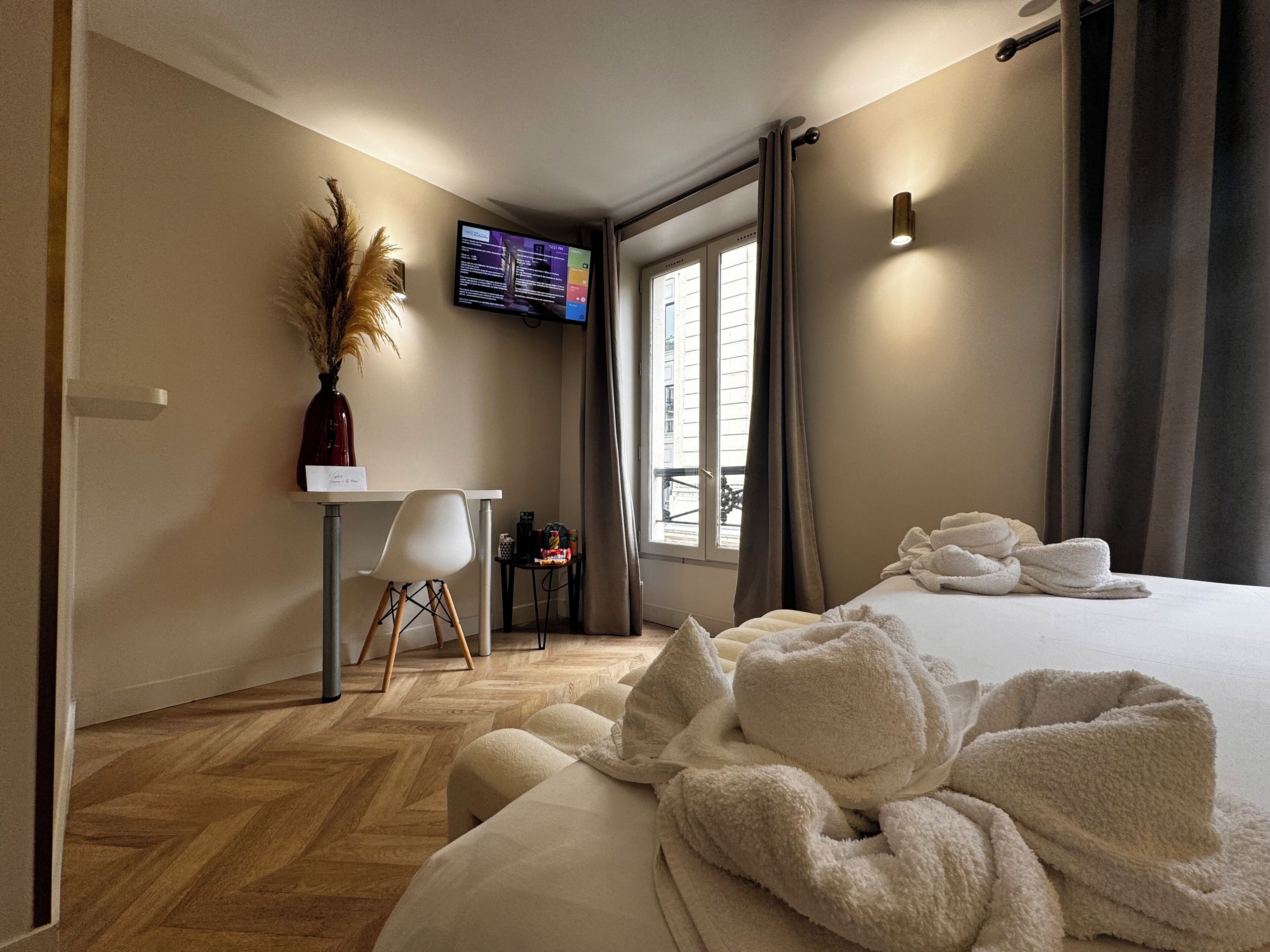 Comfort driepersoonskamer | Luxe beddengoed, donsdekens, Select Comfort-bedden, een bureau