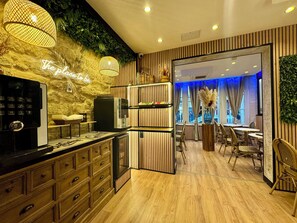 Daily continental breakfast for a fee - Hotel Nation Montmartre (Paris)