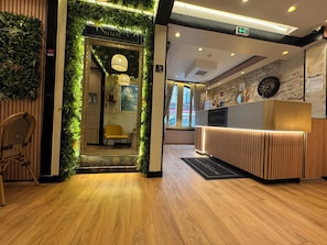 Coin salon dans le hall