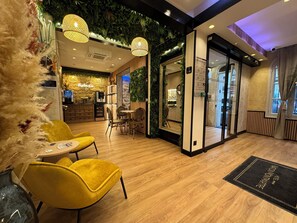 Lobby sitting area - Hotel Nation Montmartre (Paris)