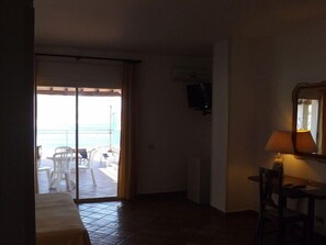 Double or Twin Room, 1 Double or 2 Twin Beds, Sea View | In-room safe, desk, iron/ironing board, cribs/infant beds - Bay Palace (Taormina)